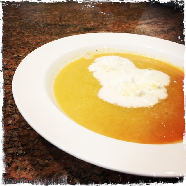 Möhren-Mango-Suppe mit Ingwer-Sahne - Muddis kochen