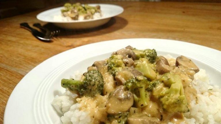 Reis mit Brokkoli-Champignon-Soße - Muddis kochen