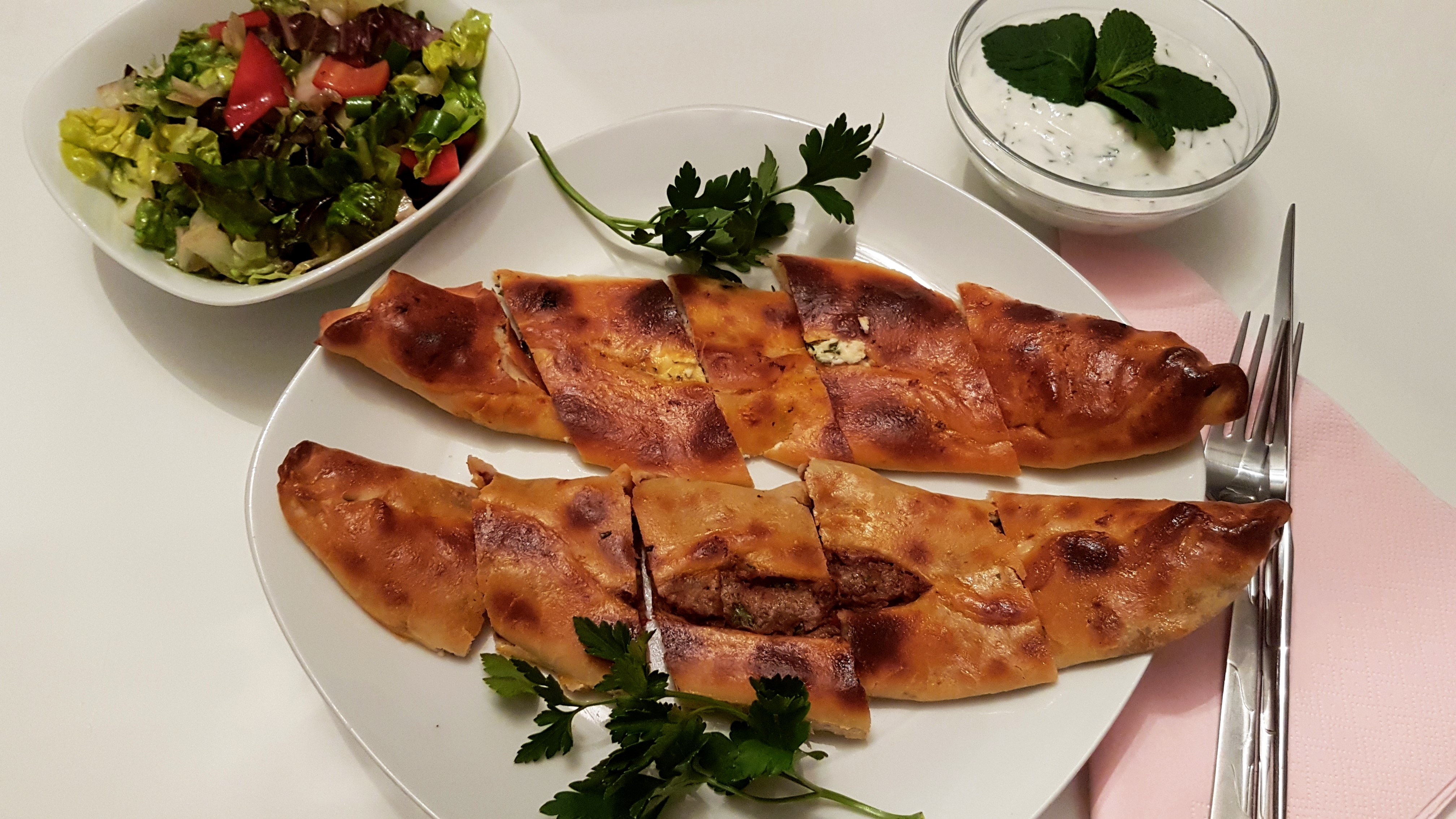 Türkische Pide mit Schafskäse oder Hackfleisch - Muddis kochen