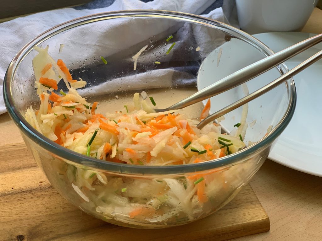 Kohlrabi-Möhren-Apfel-Salat - Muddis kochen