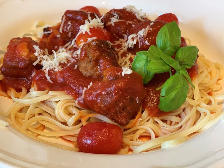 Spaghetti mit Hackfleischbällchen in Tomatensauce - Muddis kochen
