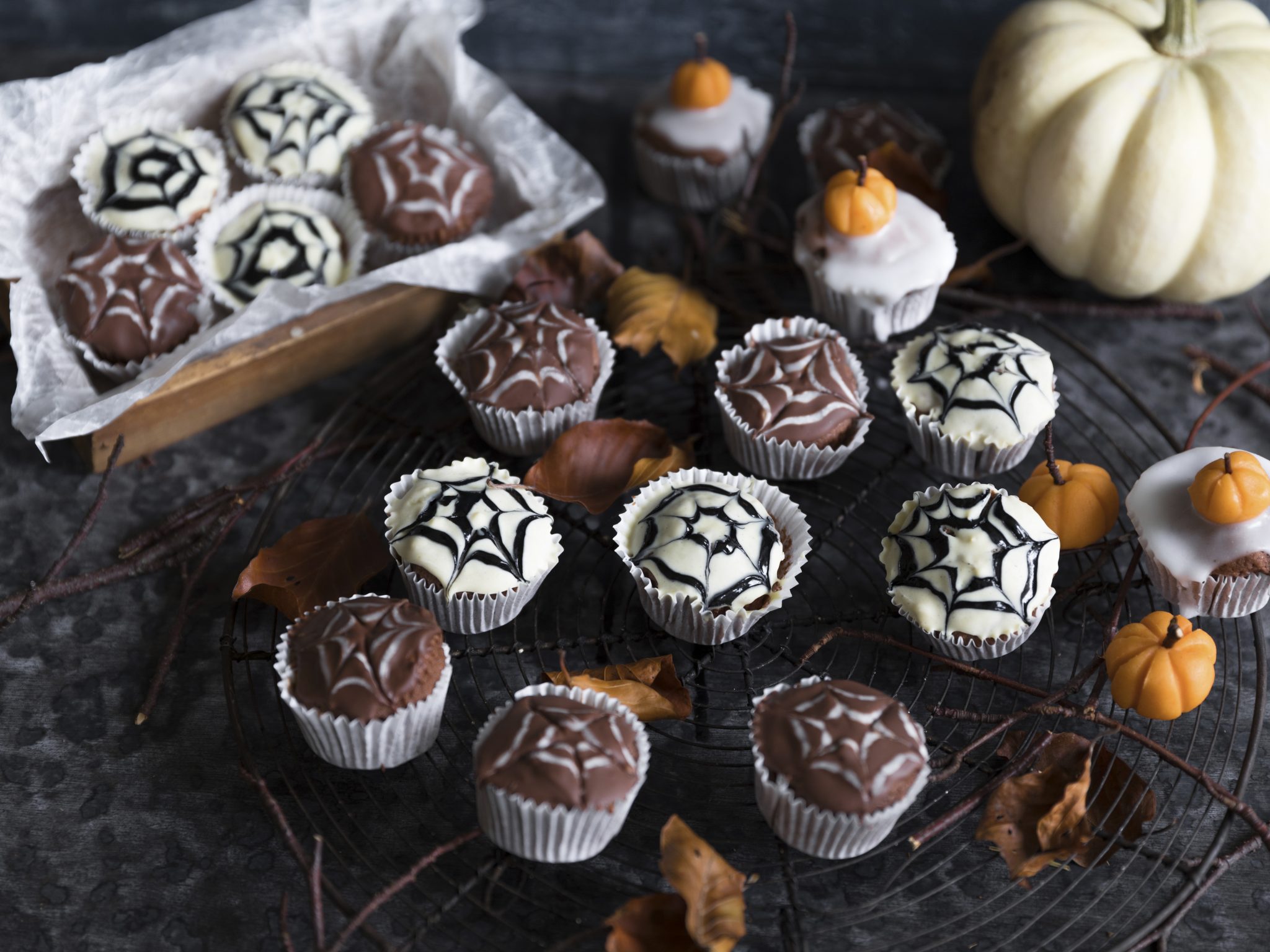Spinnennetz-Cupcakes für Halloween - Muddis kochen