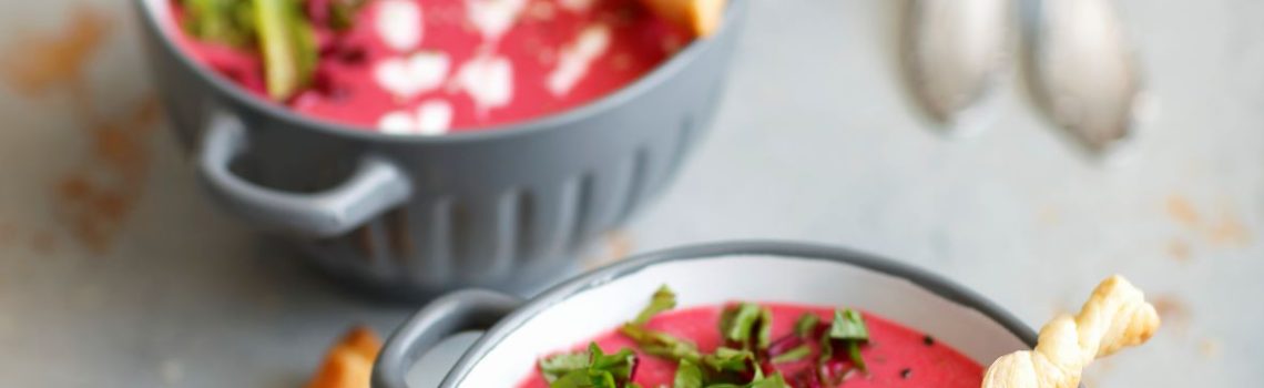 Junge Rote Bete-Cremesuppe mit Blätterteigstangen - Muddis kochen